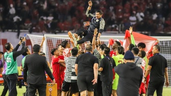 Sejumlah pesepak bola Timnas Indonesia dan ofisial tim berselebrasi mengangkat pelatih Indra Sjafri (atas) usai mengalahkan Timnas Thailand dalam pertandingan final Piala ASEAN U-19 Boys Championship atau AFF U-19 di Stadion Gelora Bung Tomo, Surabaya, Jawa Timur, Senin (29/7/2024). [ANTARA FOTO/Rizal Hanafi/app/tom]