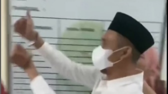 Gak Ada Otak! Divonis Ringan, Terdakwa Penilap Duit Jemaah Umrah Asyik Joget-joget Ledek Para Korban