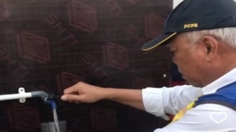 Momen Menteri Basuki Tes Air Minum IKN: Buka Keran, Tuang, Langsung Diminum