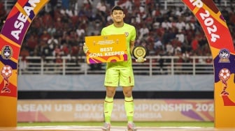 Kiper Timnas Indonesia Ikram Algiffari berfoto usai mendapatkan penghargaan penjaga gawang terbaik dalam Piala ASEAN U-19 Boys Championship atau AFF U-19 di Stadion Gelora Bung Tomo, Surabaya, Jawa Timur, Senin (29/7/2024). [ANTARA FOTO/Rizal Hanafi/app/tom]
