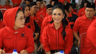 Senangnya Krisdayanti Terima Surat Tugas PDIP untuk Pilwalkot Batu, Lanjut Nyanyi Menghitung Hari