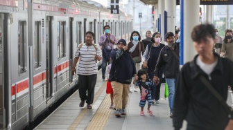 Kantong Kelas Menengah RI Kian Tipis, Harga Tiket KRL Mau Naik?