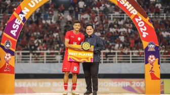 Ketua Umum PSSI Erick Thohir (kanan) memberikan penghargaan pemain terbaik kepada pesepak bola Timnas Indonesia Dony Tri Pamungkas usai pertandingan final Piala ASEAN U-19 Boys Championship atau AFF U-19 di Stadion Gelora Bung Tomo, Surabaya, Jawa Timur, Senin (29/7/2024). [ANTARA FOTO/Rizal Hanafi/app/tom]