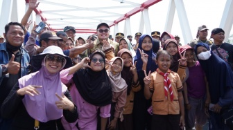 Warga Antusias Sambut Peresmian Jembatan Jongbiru, Sekarang Pedagang Makin Laku