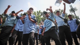 Kelompok sopir Mikrotrans atau angkot Jaklingko dan Mikrolet Jakarta melakukan aksi demonstrasi di depan Balai Kota DKI Jakarta, Selasa (30/7/2024). [Suara.com/Alfian Winanto]