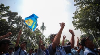 Kelompok sopir Mikrotrans atau angkot Jaklingko dan Mikrolet Jakarta melakukan aksi demonstrasi di depan Balai Kota DKI Jakarta, Selasa (30/7/2024). [Suara.com/Alfian Winanto]