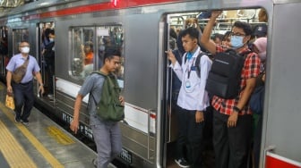 Penumpang menaiki Commuterline di Stasiun Manggarai, Jakarta, Selasa (30/7/2024). [Suara.com/Alfian Winanto]