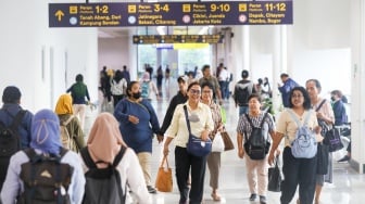 Penumpang menunggu kedatangan Commuterline di Stasiun Manggarai, Jakarta, Selasa (30/7/2024). [Suara.com/Alfian Winanto]