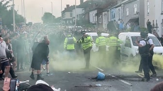 Terjadi Kerusuhan di Depan Masjid usai Penusukan Massal Tewaskan 3 Anak di Southport, 22 Polisi Terluka