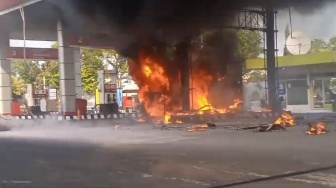 Berhasil Direkam! Video Detik-detik Kebakaran di SPBU Colomadu, Warga Sempat Panik