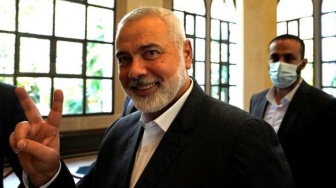 Detik-detik Ismail Haniyeh Peluk Presiden Iran di tengah kerumunan Sebelum Terbunuh