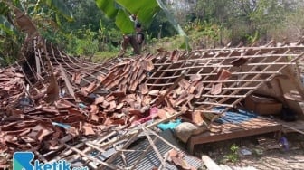 Nahas! Rumah Nenek di Sampang Tiba-Tiba Ambruk