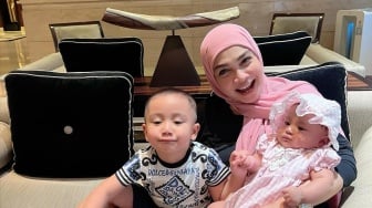 Quality Time Bareng Rieta Amilia, Baby Lily Pakai Outfit Ratusan Ribu