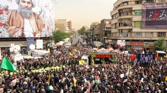 Warga Iran mengikuti upacara pemakaman mendiang pemimpin Hamas Ismail Haniyeh di Teheran, Iran, Kamis (1/8/2024). [AFP]