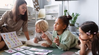 Babysitter VS Daycare, Mana yang Terbaik untuk Mengasuh Anak?