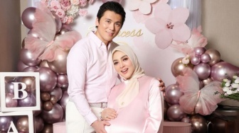 5 Potret Maternity Syahrini Umumkan Persalinan, Serba Pink Pakai Jam Tangan Mewah Miliaran!