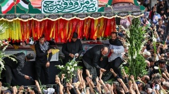 Warga Iran mengikuti upacara pemakaman mendiang pemimpin Hamas Ismail Haniyeh di Teheran, Iran, Kamis (1/8/2024). [AFP]