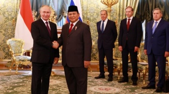 Saat Prabowo Jabat Tangan dengan Vladimir Putin, Ternyata Ada Makna Besar di Baliknya