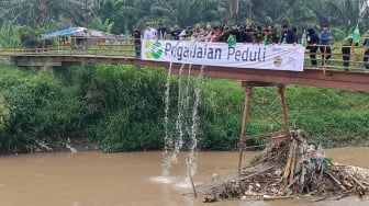 Pegadaian Medan Aksi Bersih-bersih Sungai Deli