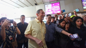 Bakal Calon Gubernur DKI Jakarta Jusuf Hamka atau Babah Alun (tengah) saat blusukan di Pasar Tanah Abang, Jakarta, Kamis (1/8/2024). [Suara.com/Alfian Winanto]