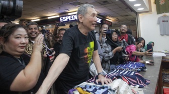 Bakal Calon Gubernur DKI Jakarta Jusuf Hamka atau Babah Alun (tengah) saat blusukan di Pasar Tanah Abang, Jakarta, Kamis (1/8/2024). [Suara.com/Alfian Winanto]