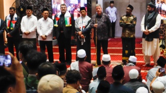 Duta Besar Palestina Zuhair Al-Shun (ketiga kanan) bersama Duta Besar Iran Mohammad Boroujerdi (tengah) bersama
Imam Besar Masjid Istiqlal Nasaruddin Umar (keempat kiri) menggelar konferensi usai melaksanakan salat gaib di Masjid Istiqlal, Jakarta, Jumat (2/8/2024). [Suara.com/Alfian Winanto]