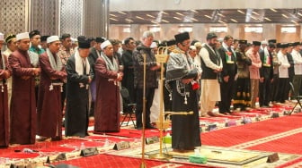 Duta Besar Palestina untuk Indonesia Zuhair Al-Shun (baju batik) bersama ribuan umat Muslim melaksanakan salat gaib di Masjid Istiqlal, Jakarta, Jumat (2/8/2024). [Suara.com/Alfian Winanto]