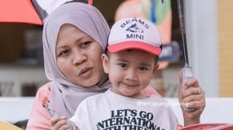 Makan Bareng Anak Majikan, Cara Sopan Sus Rini saat Nyicip Bakso Rayyanza Jadi Perbincangan