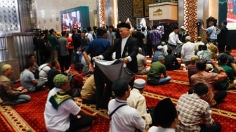 Warga berdonasi untuk Palestina usai melaksanakan salat gaib di Masjid Istiqlal, Jakarta, Jumat (2/8/2024). [Suara.com/Alfian Winanto]