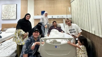 Besuk Sonny Septian bareng Teman Artis, Begini Pesan Umi Pipik untuk Fairuz A Rafiq