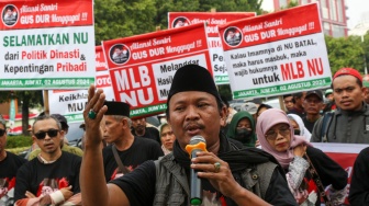 Pengunjuk rasa yang tergabung dalam Aliansi Santri Gus Dur Menggugat, Aliansi Santri Gus Dur Menggugat aksi di depan Gedung Pengurus Besar Nahdlatul Ulama (PBNU), Jakarta, Jumat (2/8/2024). [Suara.com//Alfian Winanto]