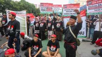 Pengunjuk rasa yang tergabung dalam Aliansi Santri Gus Dur Menggugat, Aliansi Santri Gus Dur Menggugat aksi di depan Gedung Pengurus Besar Nahdlatul Ulama (PBNU), Jakarta, Jumat (2/8/2024). [Suara.com//Alfian Winanto]