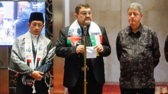 Duta Besar Iran Mohammad Boroujerdi (tengah) bersama Duta Besar Palestina Zuhair Al-Shun (kanan) dan Imam Besar Masjid Istiqlal Nasaruddin Umar (kiri) menggelar konferensi usai melaksanakan salat gaib di Masjid Istiqlal, Jakarta, Jumat (2/8/2024). [Suara.com/Alfian Winanto]