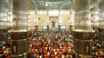 Umat Muslim melaksanakan salat gaib di Masjid Istiqlal, Jakarta, Jumat (2/8/2024). [Suara.com/Alfian Winanto]