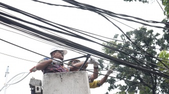 PT JIP Dampingi Dinas Bina Marga Jakarta Lakukan Penurunan Kabel Udara di Jalan Cikajang