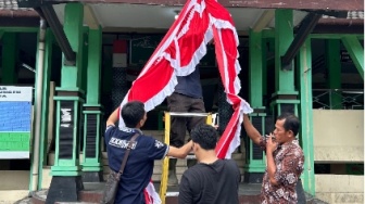 Kelompok 96 KKN UMBY dan Pedagang Pasar Bersatu Hiasi Pasar Klithikan