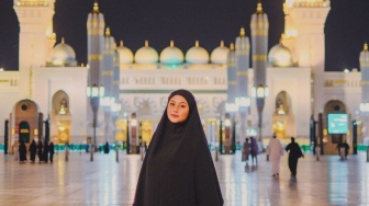 Penampilan Awkarin Berhijab di Masjid Nabawi Dipuji Selangit: MasyaAllah Cantik Banget