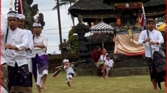 Aksi Bocah Ngayah Tiru Tarian Adat Bali Ini Bikin Gemas Warganet