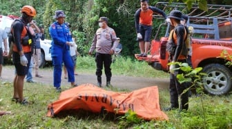 Isak Tangis Iringi Penemuan Jenazah 2 Pria Hanyut di Sungai Pesisir Selatan