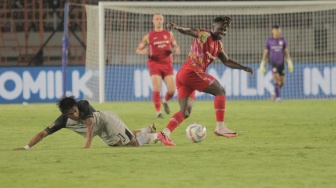 Gelandang Persis Solo, Moussa Sidibe memenangkan duel dengan bek Persija Jakarta, Firza Andika dalam laga perebutan tempat ketiga Piala Presiden 2024 di Stadion Manahan, Solo, Sabtu (3/8/2024). [Suara.com/Ronald Seger Prabowo]