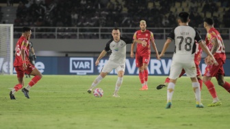 Aksi gelandang Persija Jakarta, Maciej Gajos melawan Persis Solo dalam laga perebutan tempat ketiga Piala Presiden 2024 di Stadion Manahan, Solo, Sabtu (3/8/2024). [Suara.com/Ronald Seger Prabowo]