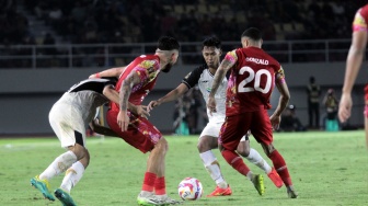 Gelandang Persija Jakarta, Resky Fandi Witriawan berusaha melewati adangan dua pemain Persis Solo laga perebutan tempat ketiga Piala Presiden 2024 di Stadion Manahan, Solo, Sabtu (3/8/2024). [Suara.com/Ronald Seger Prabowo]