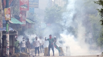 Polisi menggunakan gas air mata untuk membubarkan pengunjuk rasa mahasiswa di Bogura, Bangladesh, Minggu (4/8/2024). [AFP]