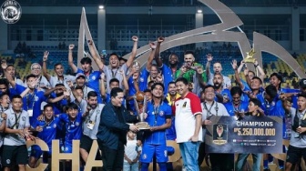 Demi Aremania, Pemain Arema FC Mandi Es Usai Juara Piala Presiden 2024