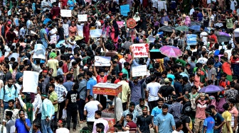 Para pengunjuk rasa memblokir persimpangan Shahbagh selama unjuk rasa di Dhaka, Bangladesh, Minggu (4/8/2024). [Munir UZ ZAMAN / AFP]