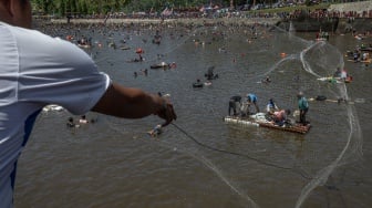 Sejumlah warga menjaring ikan saat Kurasan Kolam Tando Harian Sub Unit Pembangkit Listrik Tenaga Air (PLTA) Timo di Desa Tlompakan, Kecamatan Tuntang, Kabupaten Semarang, Jawa Tengah, Senin (5/8/2024). [ANTARA FOTO/Aji Styawan/foc]