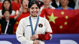 Pebulu tangkis tunggal putri Indonesia Gregoria Mariska Tunjung memegang medali perunggu saat penganugerahan medali bulu tangkis tunggal Putri Olimpiade Paris 2024 di Porte De La Chapella Arena, Paris, Prancis, Senin (5/8/2024). [ANTARA FOTO/Wahyu Putro A/nz]