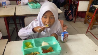 Penampakan Menu Makan Bergizi Gratis Yang Dibagikan Gibran Di SDN 4 Tangerang