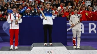 Pebulu tangkis tunggal putri Indonesia Gregoria Mariska Tunjung (kanan) bersama pebuli tangkis Korsel An Se-young (tengah) dan He Bingjiao asal China memperlihatkan medali saat penganugerahan medali bulu tangkis tunggal Putri Olimpiade Paris 2024 di Porte De La Chapella Arena, Paris, Prancis, Senin (5/8/2024).  [ANTARA FOTO/Wahyu Putro A/nz]