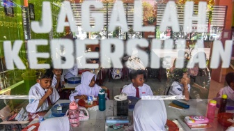 Siswa menyantap makanan saat mengikuti uji coba pelaksanaan program makan bergizi gratis di SDN 4 Tangerang, Kota Tangerang, Banten, Senin (5/8/2024). [ANTARA FOTO/Galih Pradipta/foc]